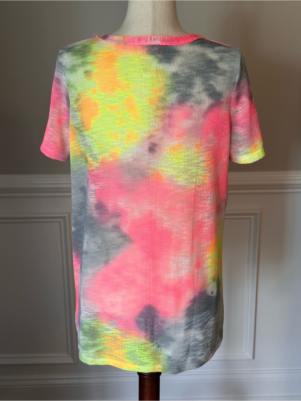 NEW BiBi Tie Dye Print Low Gauge Deep U Neck Top size Small - Picture 3 of 9